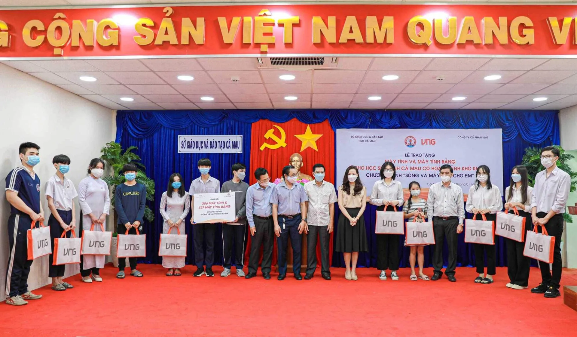 VNG TRAO TẶNG 4000 MÁY TÍNH CHO HỌC SINH KHÓ KHĂN 3 TỈNH MIỀN TÂY