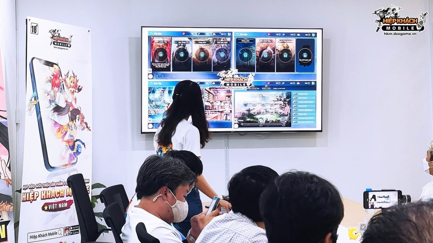 Hiệp khách Mobile Closed Beta ngày 11/03, công bố lộ trình cập nhật cả năm 2022 Game sẽ ra mắt chính thức trong tháng Ba này và ít nhất sẽ có thêm 2 nhân vật mới sẽ xuất hiện trong năm 2022.   Chiều hôm qua, NPH Dzogame đã tổ chức buổi họp báo giới thiệu và công bố lộ trình phát hành Hiệp Khách Mobile tại trụ sở của mình. Đây là tựa game mobile nhập vai 3D với đồ họa chibi dễ thương do công ty Mgame (Hàn Quốc) sản xuất. Hiệp Khách Mobile kế thừa tinh túy tích lũy trong 16 năm của đàn anh Hiệp Khách Giang Hồ PC. Những điều quen thuộc như hệ thống nhân vật, chiêu thức, thời trang, thú cưỡi, tổ đội, chiến trường… không chỉ được kế thừa mà còn được phát huy cải tiến lên một tầm cao mới. Ngoài ra, rất nhiều tính năng mới chưa từng có ở phiên bản PC được đưa vào với mục đích mang đến trải nghiệm mới cho người chơi cũ và thỏa mãn nhu cầu chơi game của đông đảo game thủ hiện nay.   Không chỉ vậy, Hiệp Khách Mobile là một game di động 3D với đồ họa đẹp và sắc nét nhưng lại siêu nhẹ so với các game cùng thể loại khi dung lượng tải chỉ khoản 150mb mà thôi. Yêu cầu cấu hình thiết bị cũng không hề cao, với một chiếc điện thoại phổ thông hiện tại, các bạn hoàn toàn có thể trải nghiệm Hiệp Khách Mobile mượt mà.   Về lộ trình phát hành sản phẩm, NPH Dzogame cũng đã công bố kế hoạch của mình trong buổi họp báo. •	Từ 11 – 17/03: Hiệp Khách Mobile sẽ chính thức bước vào đợt closed beta có reset nhân vật •	Ngày 24/03: Chính thức ra mắt Hiệp Khách Mobile tại Việt Nam   Ở phiên bản game đầu tiên sắp ra mắt, người chơi sẽ được trải nghiệm 5 lớp nhân vật gồm: Đao Khách, Kiếm Khách, Thương Khách, Cung Khách và Đại Phu với cấp độ giới hạn là 120. Trong năm 2022, Hiệp Khách Mobile sẽ có nhiều đợt big update lớn với những nội dung lớn hứa hẹn mang đến những trải nghiệm mới cho game thủ. Đáng chú ý, vào tháng 6 sẽ có sự xuất hiện của nhân vật Thích Khách và tháng 9 thì Cầm Sư sẽ xuất Chiến. Đội ngũ vận hành cũng chia sẻ rằng tại thời điểm hiện tại thì phía Mgame đã thiết kế lên đến 12 nhân vật và chưa dừng lại ở đó. Nếu thuận lợi thì trong năm nay Hiệp Khách Mobile có thể cập nhật thêm một nhân vật khác đó là Quyền Sư. Như vậy từ 10h00 sáng ngày mai 11/03, chúng đã được trải nghiệm Hiệp Khách Mobile. Ngay từ bây giờ, game đã cho phép người chơi tải và cài đặt trước trên Google Play và App Store để chuẩn bị trước TẠI ĐÂY Trang chủ: https://hkm.dzogame.vn/ Fanpage: https://www.facebook.com/hkm.dzogame Một số hình ảnh về phiên bản sắp ra mắt của Hiệp Khách Mobile:            