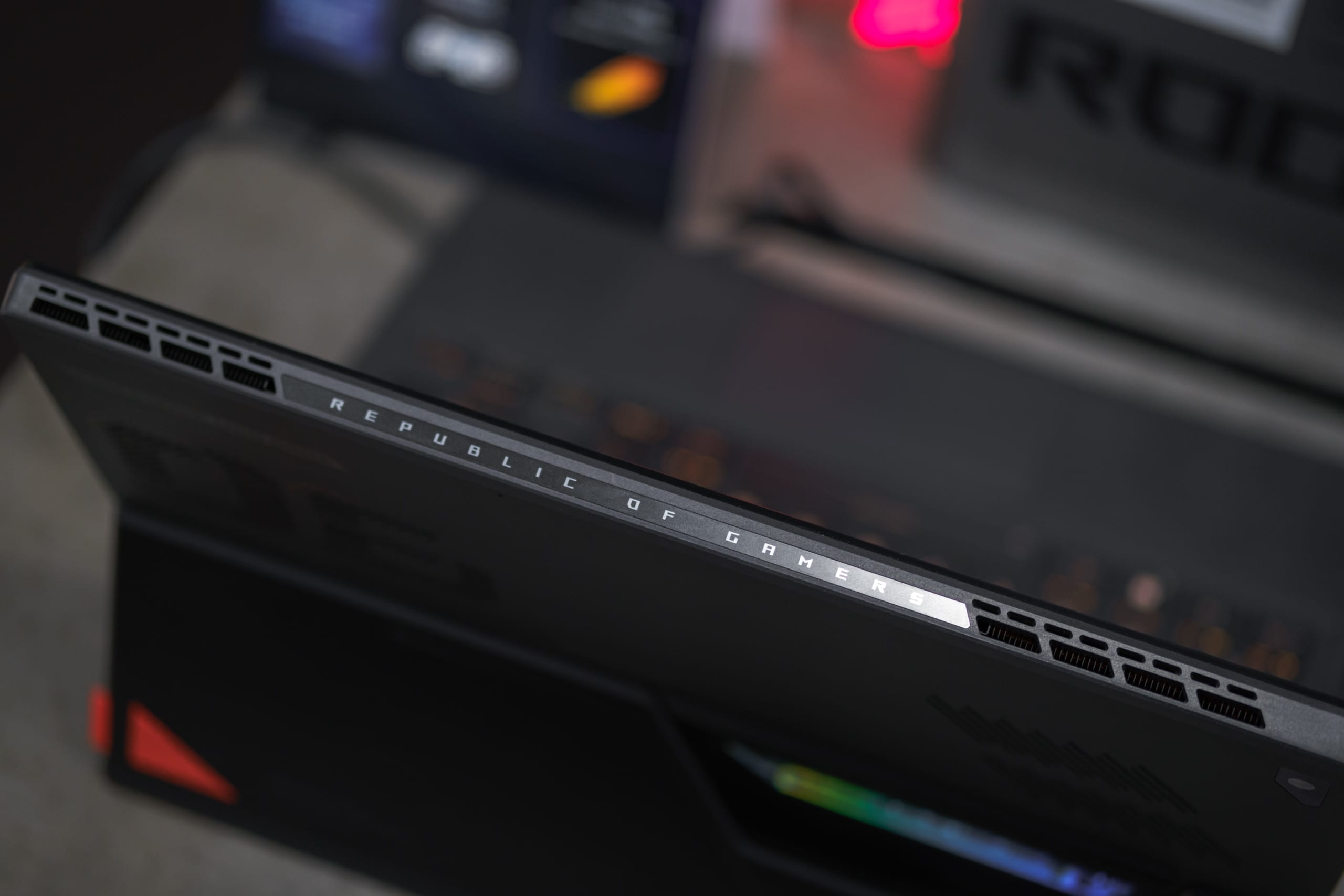 ROG Flow Z13: Gaming Tablet mạnh nhất thế giới ra mắt với giá từ 50 triệu đồng
