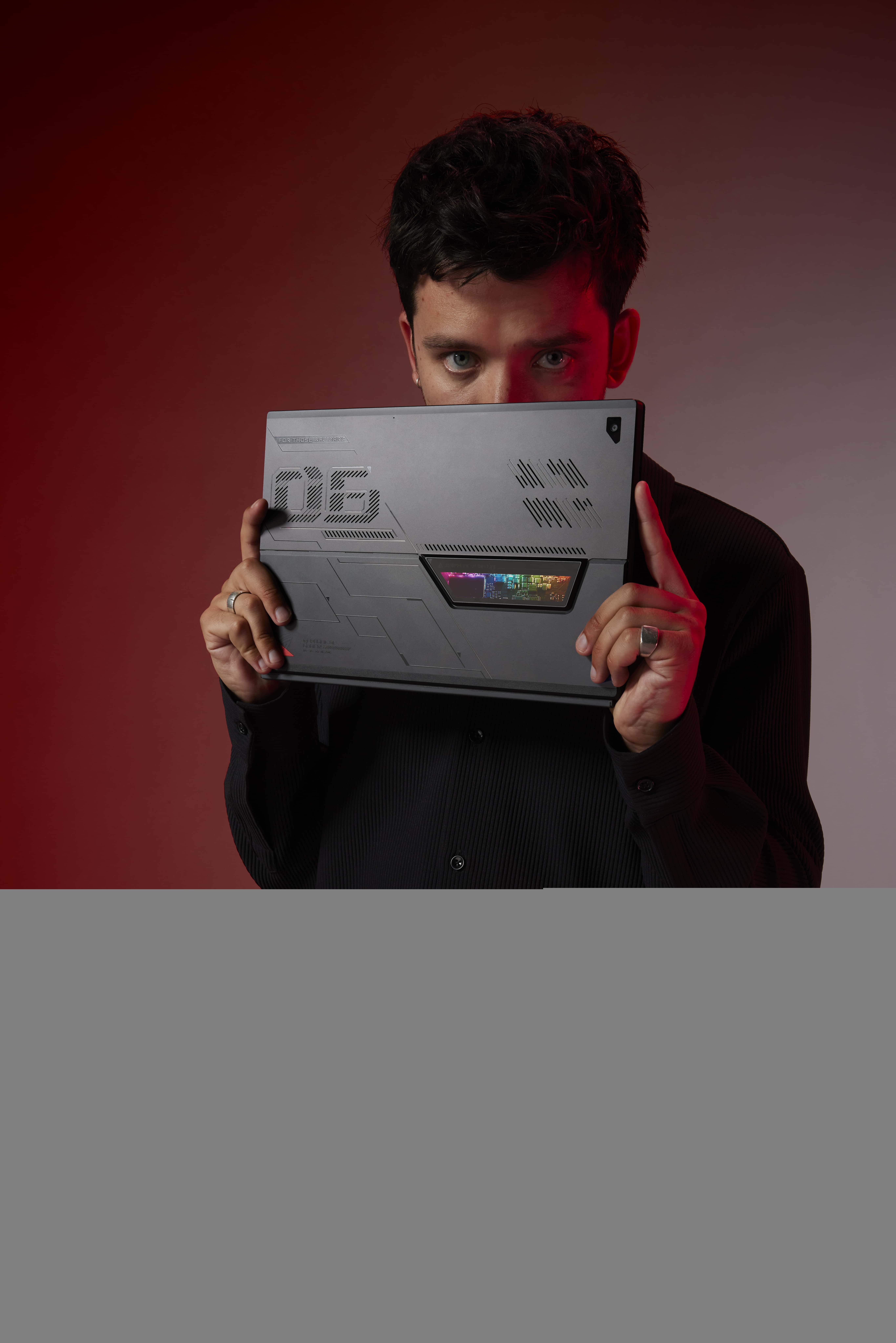 Actor Asa Butterfield displays the ultra versatile ROG Flow Z13 in all its glory. MMOSITE - Thông tin công nghệ, review, thủ thuật PC, gaming