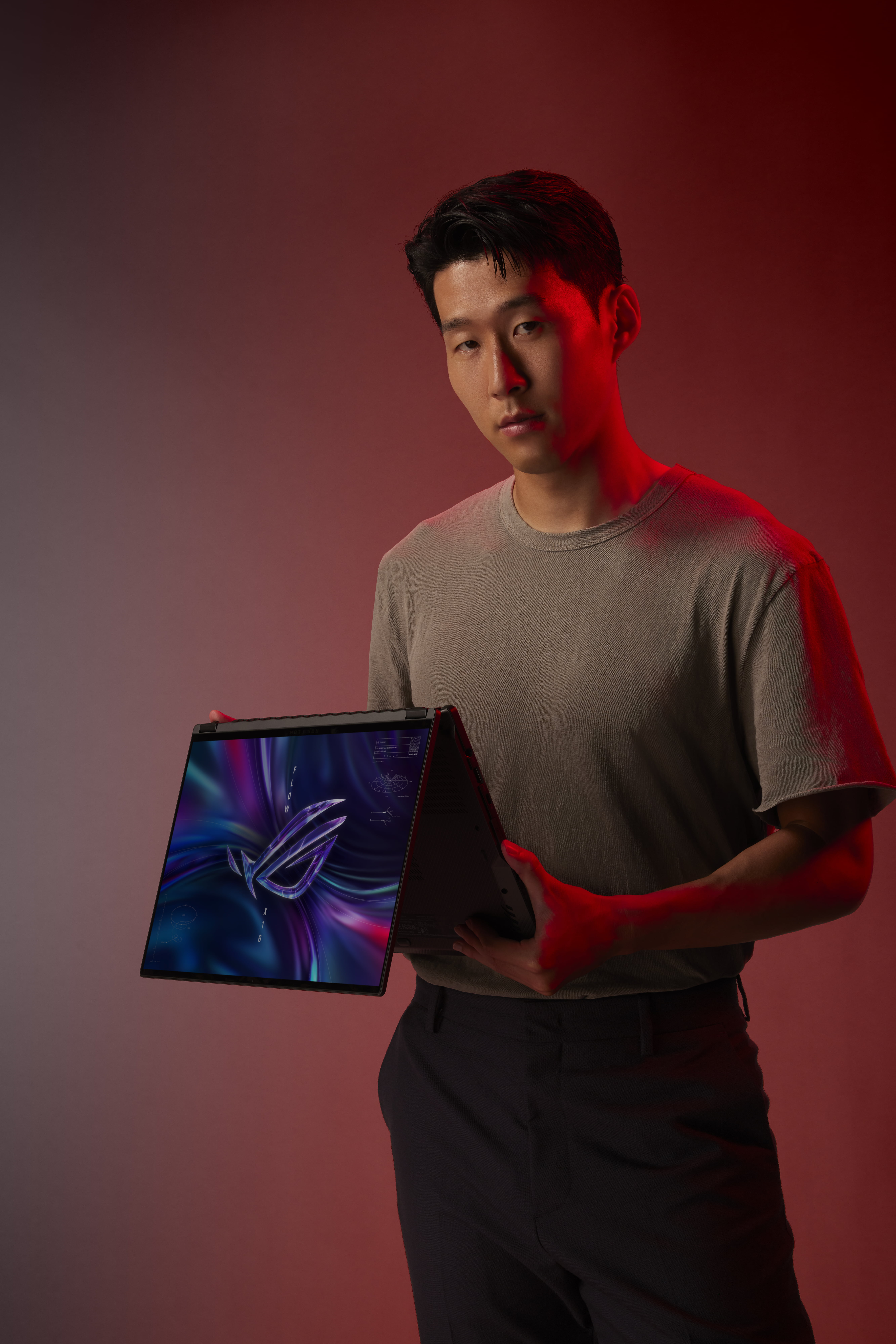 Footballer Son Heung Min takes the gorgeous ROG Flow X16 convertible on the road. MMOSITE - Thông tin công nghệ, review, thủ thuật PC, gaming