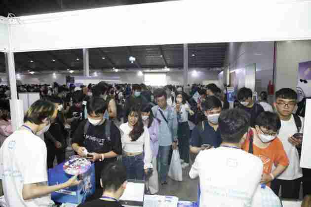 Cac ban tre xep hang dai de tham gia hoat dong tai quay Bilibili MMOSITE - Thông tin công nghệ