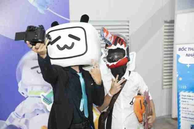 Linh vat Bilibili chup hinh voi cosplayer an tuong tu anime Chainsawman MMOSITE - Thông tin công nghệ