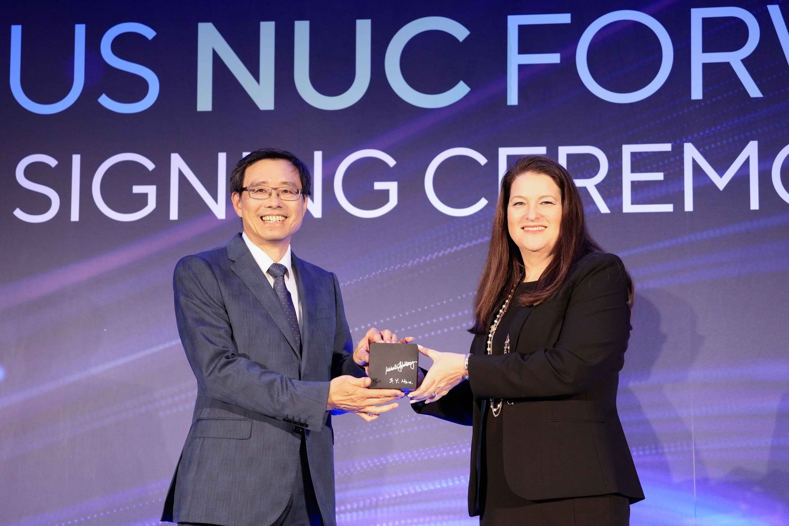 3. ASUS Co CEO S.Y. Hsu symbolically receives a NUC of the newest generation from Intel s Michelle Holthaus result MMOSITE - Thông tin công nghệ, review, thủ thuật PC, gaming
