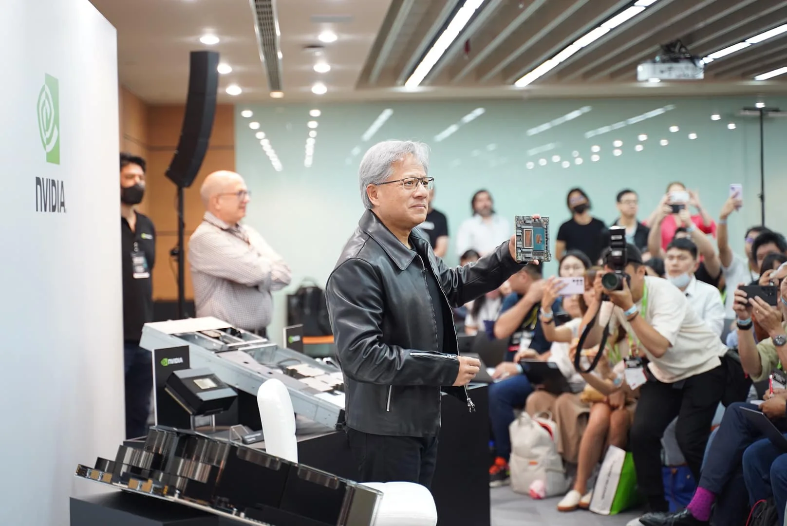 Jensen Huang - CEO của NVIDIA đưa ra các lời khuyên nghề nghiệp dành cho kỷ nguyên AI 1 350359508 1302232487375925 938136147885201827 n MMOSITE - Thông tin công nghệ, review, thủ thuật PC, gaming