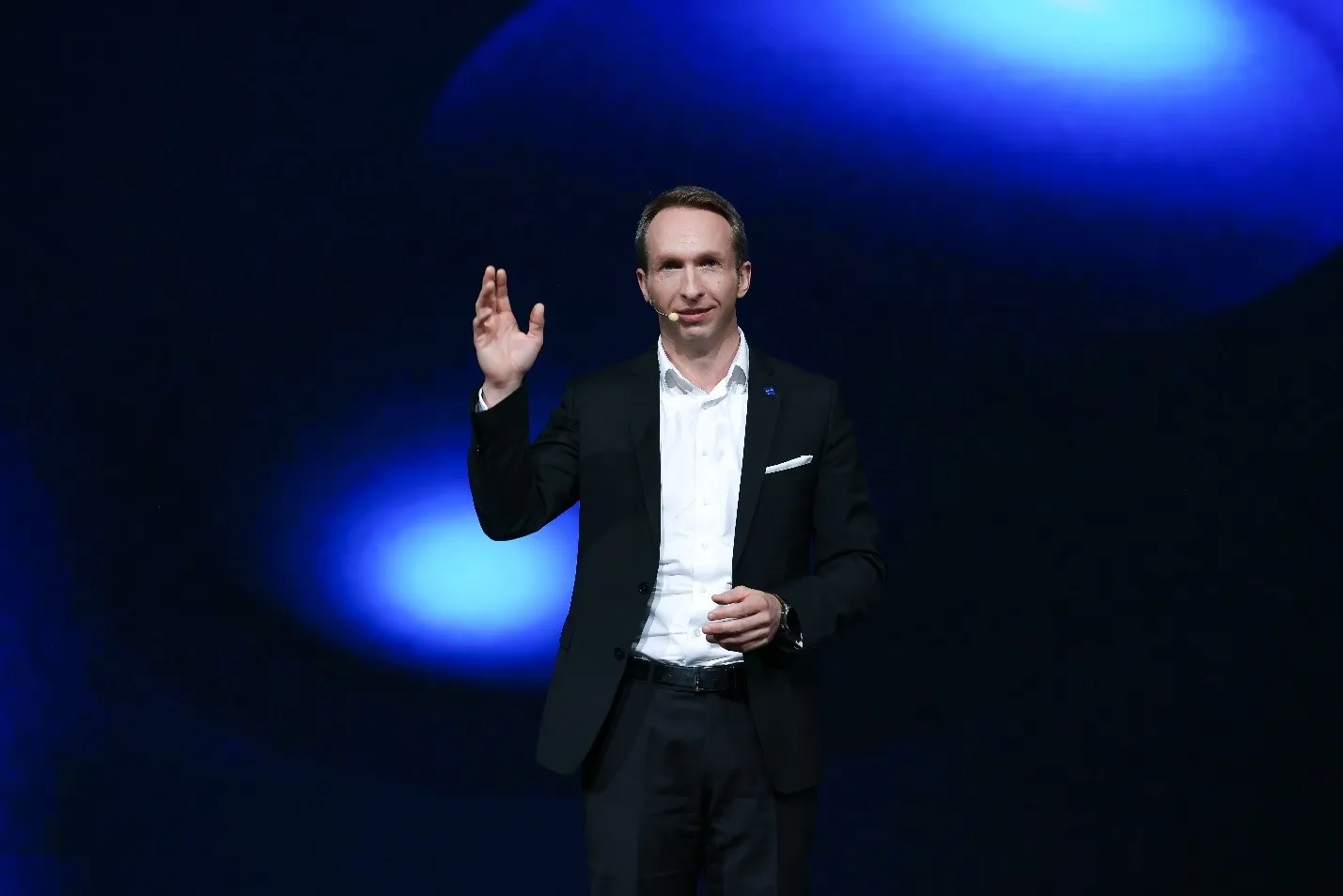 Andre Kutz Head of ZEISS Photonics Optics delivers a speech on site. result 1 MMOSITE - Thông tin công nghệ