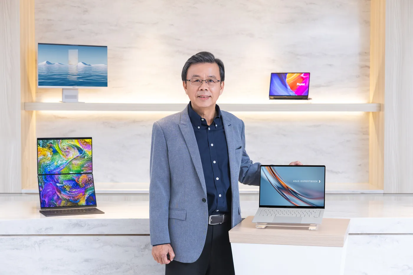 2. Samson Hu Dong CEO cua ASUS ben canh cac san pham hang se chu trong trong nam nay result MMOSITE - Thông tin công nghệ