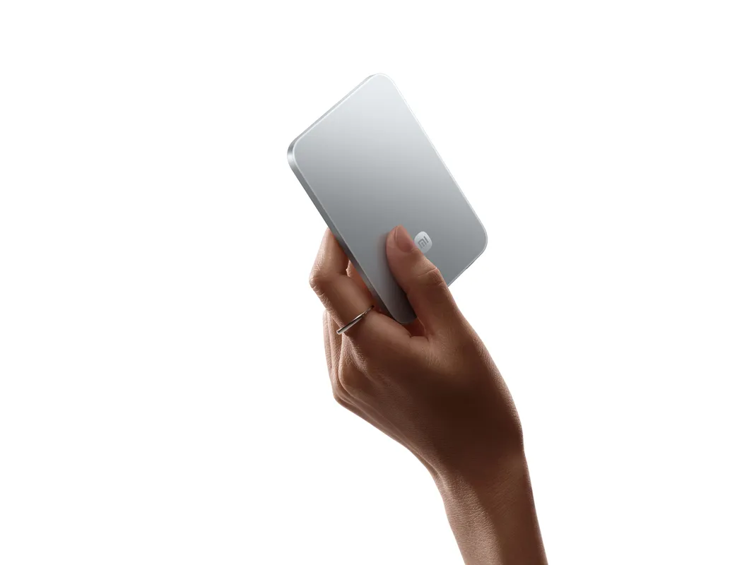 Xiaomi mở rộng hệ sinh thái sản phẩm công nghệ tại Việt Nam với loạt thiết bị đeo và TV Mini LED mới 4 Xiaomi UltraThin Magnetic Powerbank Handholding result MMOSITE - Thông tin công nghệ