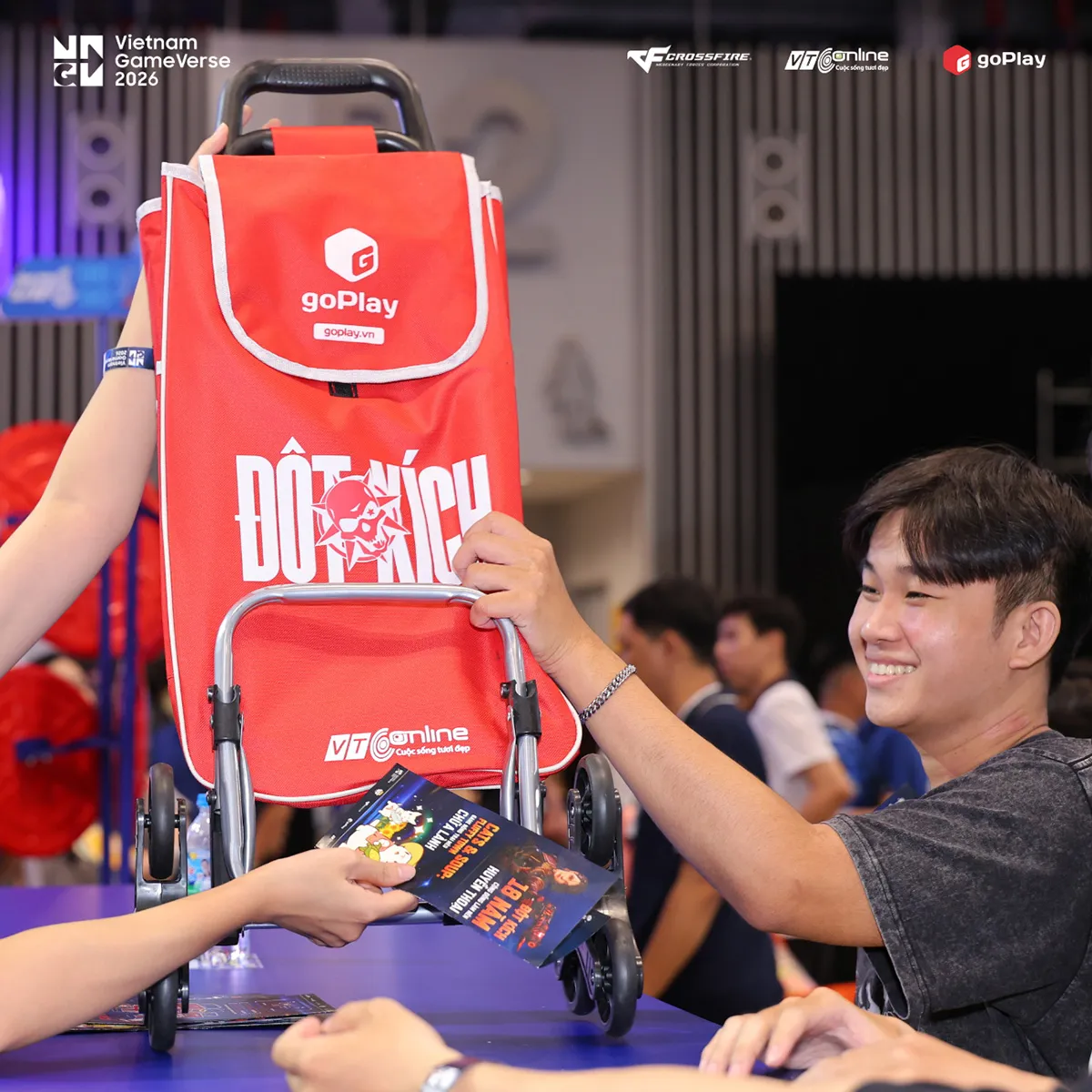 Gian hàng GoPlay “gây sốt” tại Vietnam Gameverse 2026 với hơn 1.000 xe kéo phát hết trong ngày đầu 4 hinh 1 result 5 MMOSITE - Thông tin công nghệ