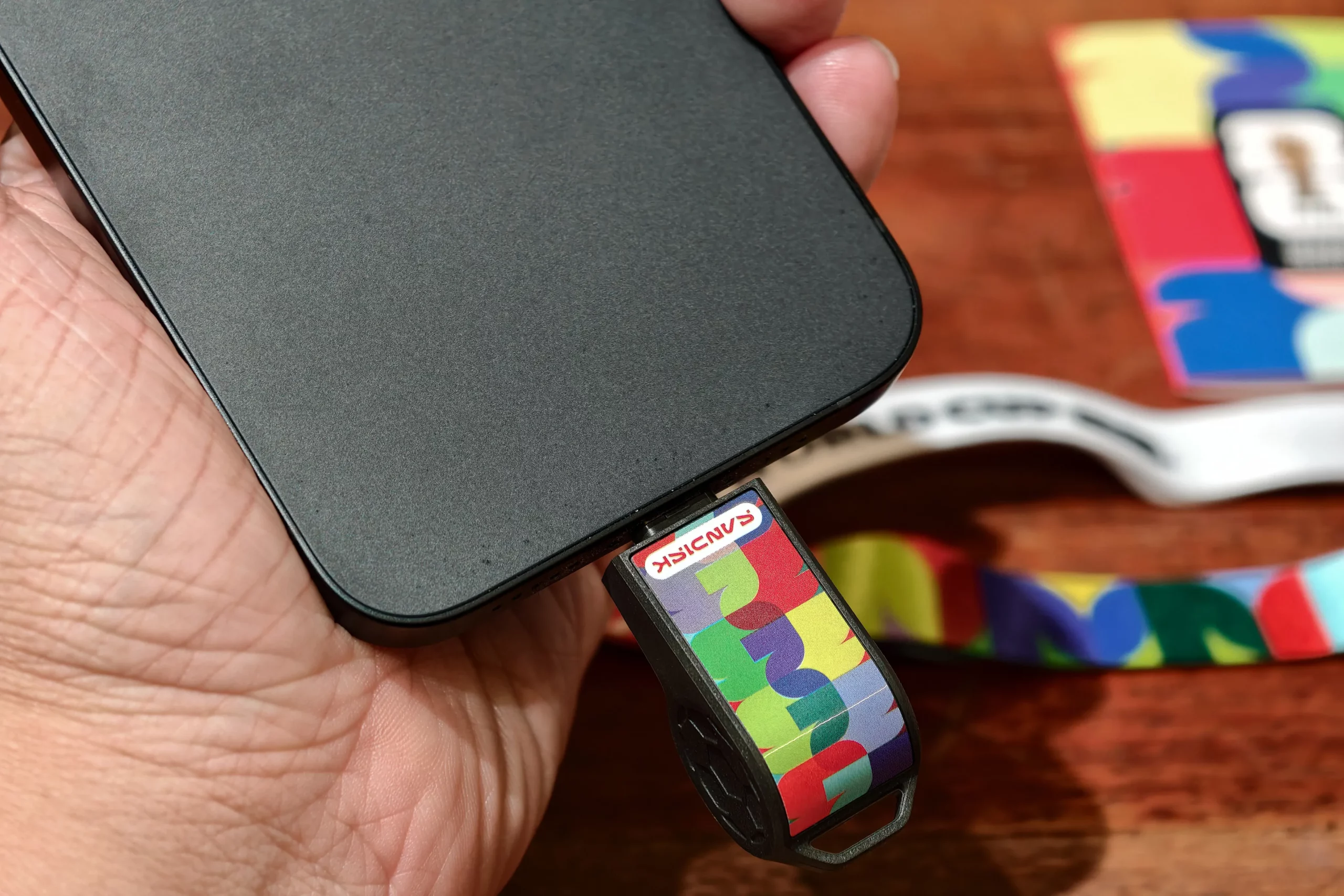 Đánh giá nhanh Sandisk USB-C Flash Drive FIFA World Cup 2026: nhỏ gọn và khác biệt 12 IMG 20260608 192954 result scaled MMOSITE - Thông tin công nghệ