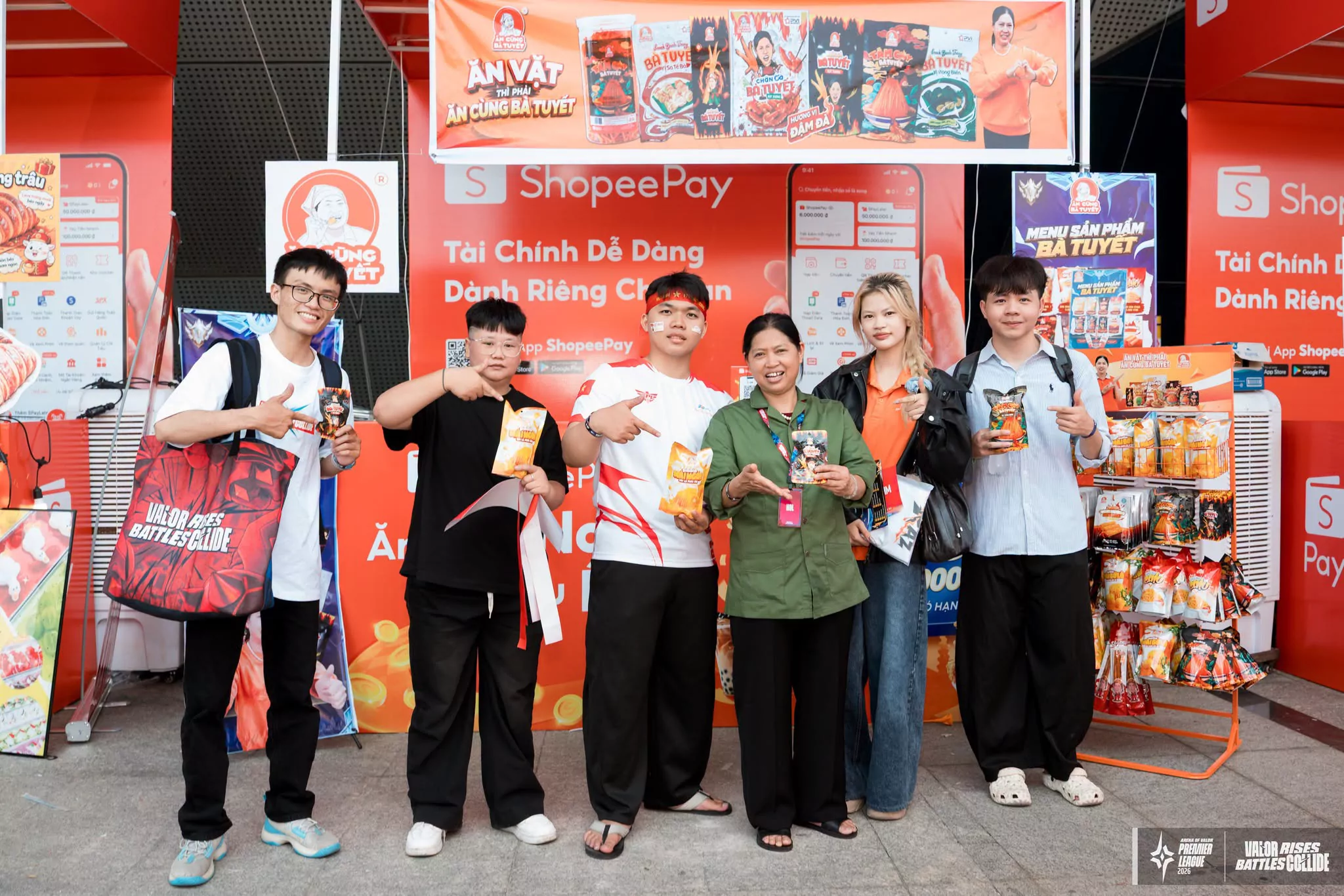 Cơn Sốt Mobile Esports: Vì sao game di động trở thành "mỏ vàng" mới của ngành Gaming? 8 Shopee Pay dựng booth tại sự kiện esports trong xu hướng cơn sốt mobile esports.