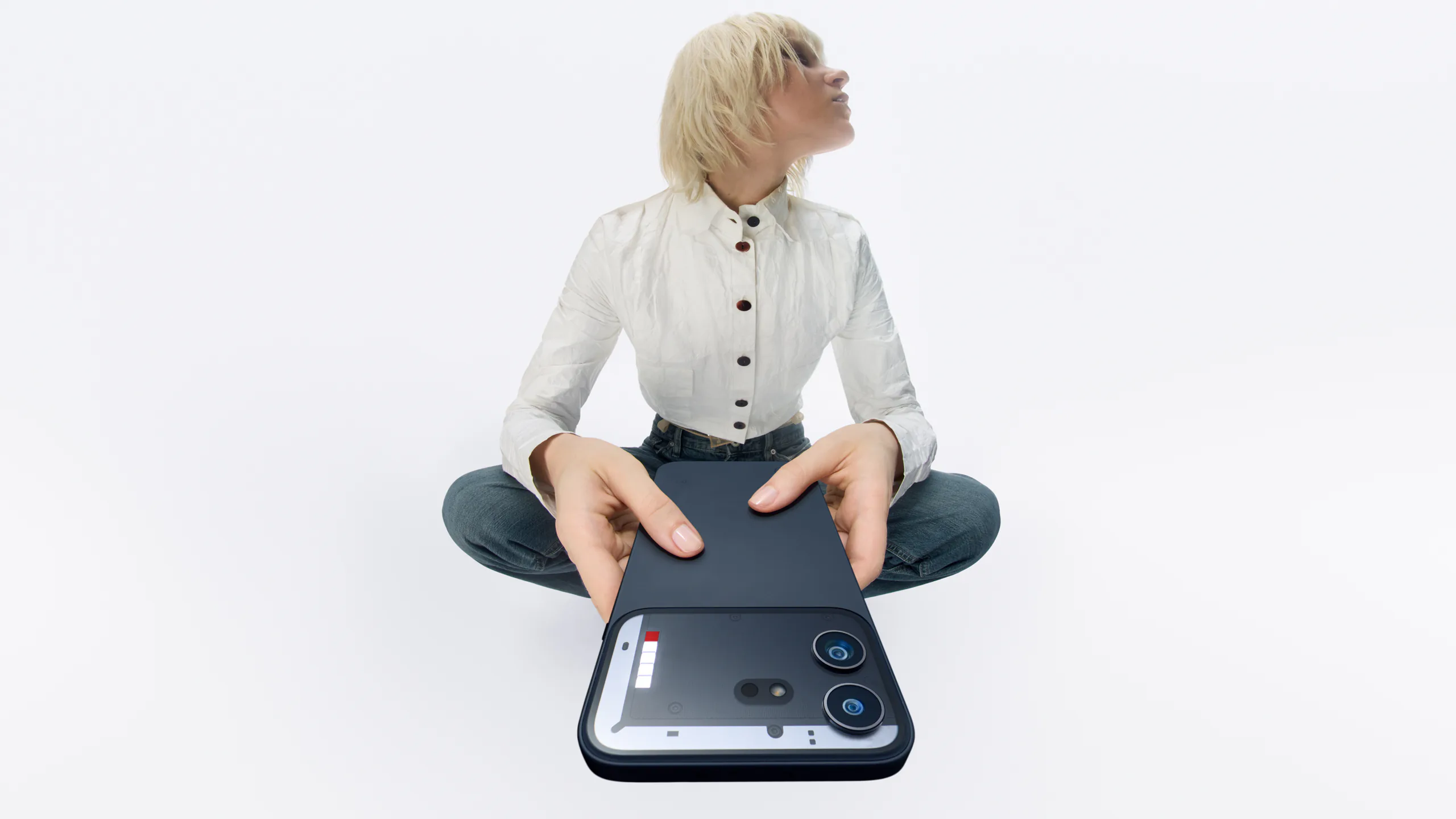 Nothing Phone (4b) Chính Thức Mở Bán 8 Black Lifestyle 16x9 copy MMOSITE - Thông tin công nghệ