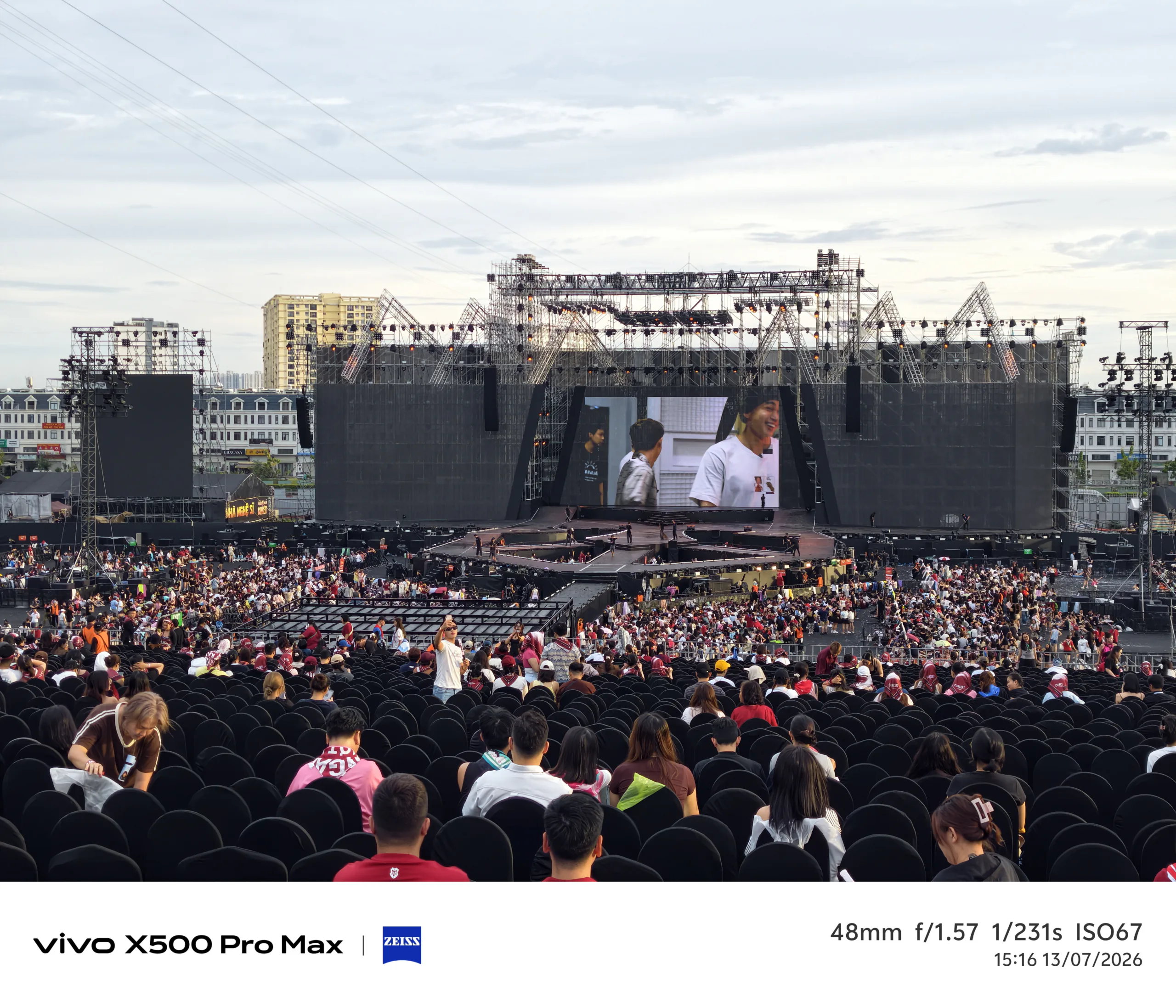 Đánh giá nhanh camera vivo X500 Pro Max qua trải nghiệm concert Anh trai vượt ngàn chông gai 2026 32 Đánh giá nhanh camera vivo X500 Pro Max qua trải nghiệm concert Anh trai vượt ngàn chông gai 2026