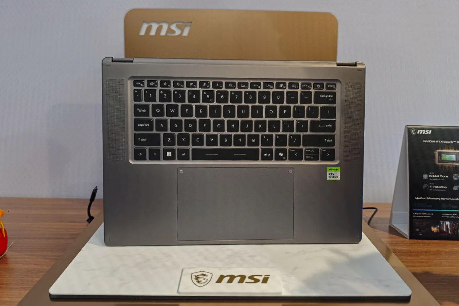Trên tay MSI Prestige N16 Flip AI+: Laptop xoay gập mang sức mạnh RTX Spark 16 photo 2026 10 16 14 27 36 MMOSITE - Thông tin công nghệ