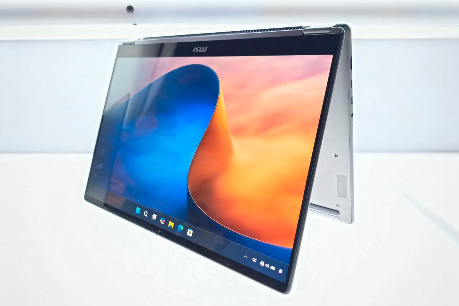 Trên tay MSI Prestige N16 Flip AI+: Laptop xoay gập mang sức mạnh RTX Spark 13 photo 2026 10 16 14 27 47 MMOSITE - Thông tin công nghệ